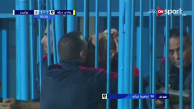 رد فعل مثير من مدرب دجلة مع مساعده بعد هدف الفريق أمام بيراميدز (فيديو)