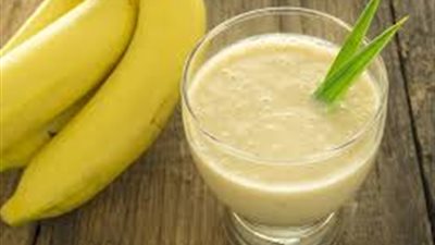 جربي تحضير ماسك الموز باللبن لبشرة نضرة (فيديو)