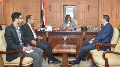 وزيرة الهجرة تبحث مع نقيب الصيادلة إجراءات عودة جثمان المصري المقتول بالسعودية