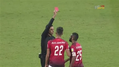 لاعبو الأهلي يشتبكون مع حكم مباراة الوصل.. وطرد حسام عاشور (فيديو)