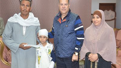 في لفتة طيبة.. محافظ بني سويف يلتقى الطفلة رحمة بعد تعافيها ويطمئن على حالتها الصحية