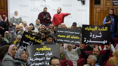 مطالب البيطريين على لافتات في جمعيتهم العمومية (صور) 