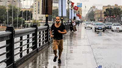 شاهد.. هطول أمطار غزيرة على مناطق وسط البلد (صور) 