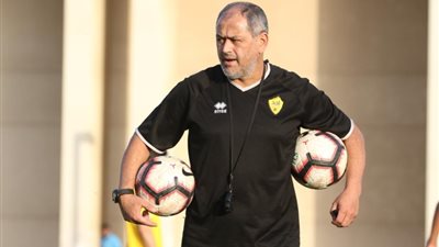 رباعية الفتح تتسبب في إقالة مدرب أُحد بالدوري السعودي 