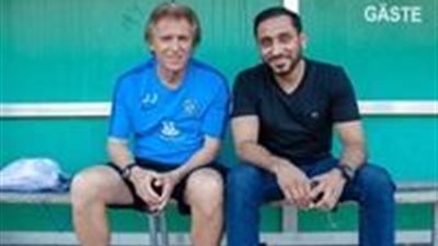 مدرب الهلال يتابع قمة الدوري السعودي بين النصر والشباب