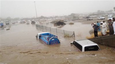 عاجل.. سيول وأمطار غزيرة تجرف السيارات في أحياء مكة (فيديو)