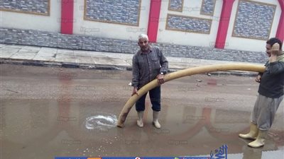 أعمال مكثفة بشوارع مدن الدقهلية لسحب مياة الأمطار (صور)
