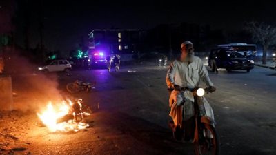 باكستان تعتقل رجل دين والعشرات من أتباعه بعد اشتباكات