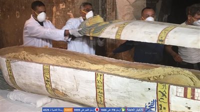لحظة فتح تابوت عمره 3300 سنة لأول مرة (فيديو) 