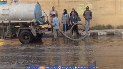 مجلس مدينة الخانكة يدفع بمعدات لشفط مياه الأمطار من الشوارع (صور)