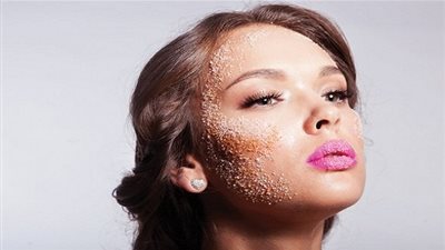 إليكِ طرق تقشير البشرة وتفتيح لونها بماسكات السكر في الشتاء