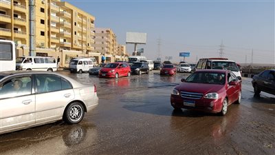 كثافات مرورية إثر كسر ماسورة مياه بطريق الفيوم (صور)