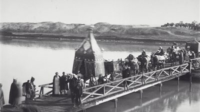 حكايات اليوم.. اليوم العالمي للقضاء على العنف ضد المرأة..وبيع أسهم مصر في قناة السويس لبريطانيا