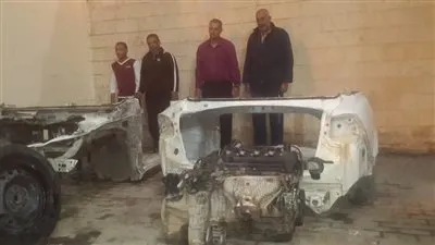 ضبط 4 أشخاص أثناء تقطيعهم سيارة مسروقة داخل ورشة بالمقطم