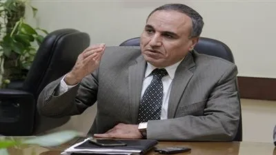 نقيب الصحفيين يبحث مع وزير الإنتاج الحربي إنشاء مستشفى ومصنع للورق