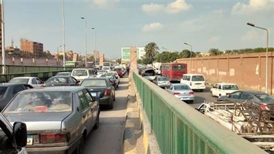 زحام مروري بمنزل كوبري فيصل بسبب زيادة الأحمال