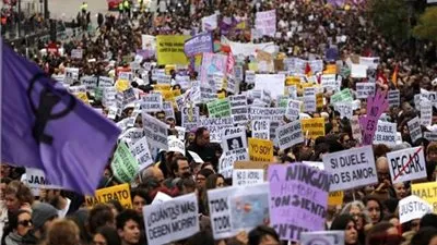آلاف المتظاهرين في إسبانيا لنبذ العنف ضد المرأة