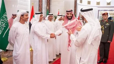 ولي العهد يغادر الإمارات.. ومحمد بن زايد يودعه