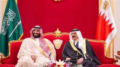 ولي العهد يصل المنامة.. وملك البحرين يقلده وسام الشيخ عيسى بن سلمان