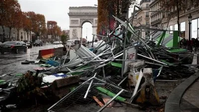 فرنسا تستعد لضربة اقتصادية بعد الاحتجاجات العنيفة ضد رفع أسعار الوقود