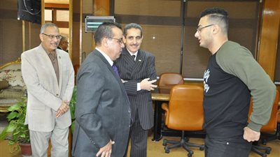 رئيس جامعة قناة السويس يكرم أفضل لاعب بالعالم في 