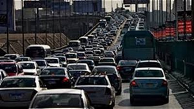 كثافات مرورية بطريق السويس بسبب سقوط شجرة