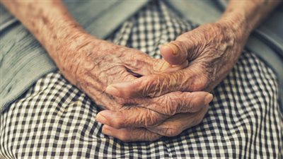 بعد 60 عاما من الزواج.. عجوز يرتكب أبشع جريمة في حق زوجته