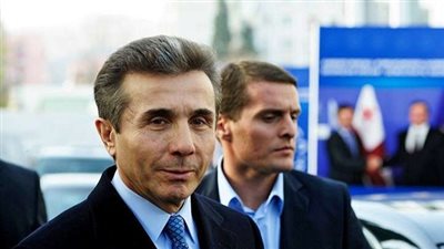 ملياردير يسدد ديون 600 ألف شخص من أبناء بلده