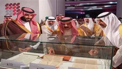 ملك البحرين وولي العهد يدشنان خط أنابيب النفط الجديد