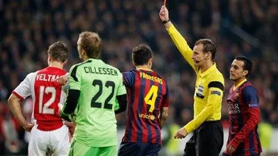 اليويفا يعلن عن حكم مواجهة إيندهوفن وبرشلونة في الشامبيونزليج