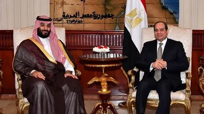 الرئيس السيسي يستقبل ولي العهد السعودي بمطار القاهرة (فيديو وصور)