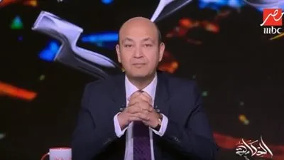 تعليق عمرو أديب على خلع نوارة نجم الحجاب