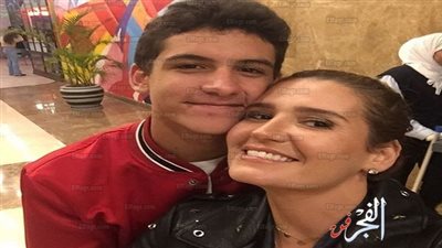 شاهد.. ابن هنا شيحة من الطفولة إلى الشباب (صور)