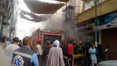 السيطرة على حريق بمحل تجاري وسط الأقصر (صور)