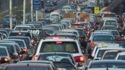 بالقرب من العاصمة اﻹدارية.. زحامات مرورية أعلى الدائري اﻹقليمي بسبب انقلاب مقطورة