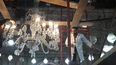 الانتهاء من ترميم نجفة بجامع محمد علي والبدء في الرئيسية (صور)