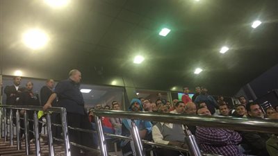 مشجع أهلاوي لمؤمن زكريا: أمضي سيبك من الفلوس أبوك كان بيشجع معانا