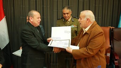 محافظ كفر الشيخ يكرم 