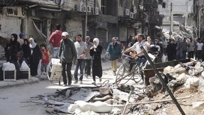 سكان مخيم اليرموك يطالبون بالعودة وقوات الأسد تمنعهم