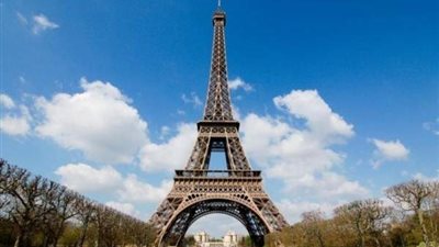 فرنسا: بيع جزء من درج برج إيفل مقابل 169 ألف يورو فى مزاد بباريس