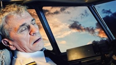 كاد أن يتسبب بكارثة.. طيار ينام خلال رحلة جوية وينسى مكان الهبوط 