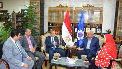 محافظ السويس يستقبل وفد وزارة التنمية المحلية (صور)