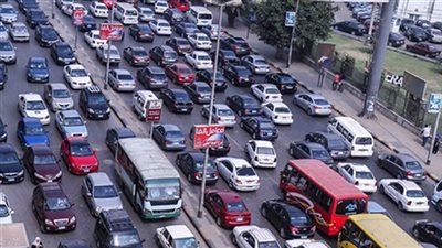 كثافات مرورية بشارع٧٧ في المعادي بسبب كسر ماسورة مياه