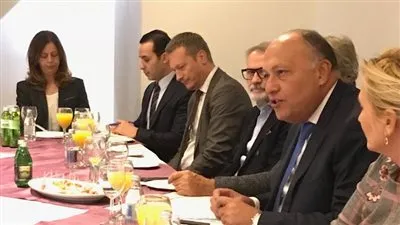 وزير الخارجية يشارك في مائدة مستديرة لكبرى الشركات الصربية ورجال الأعمال