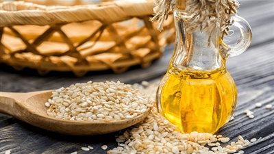 تعرفي على طرق استخدام زيت السمسم لتسمين الوجه