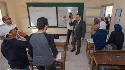 محافظ الإسكندرية يهنئ طالبة من ضعاف السمع لحصولها على المركز الأول بمسابقة الروبوت (صور)