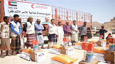 الهلال الأحمر الإماراتي يوزّع 25 ألف سلة غذائية على أسر يمنية