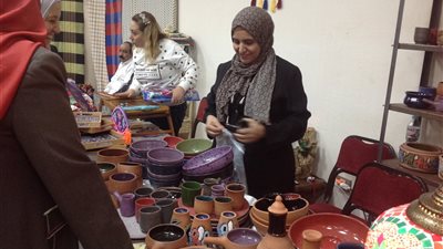  إقبال كثيف من العاملين بوزارة المالية على شراء المنتجات التراثية التى تشارك للمرة الأولى بالمعرض