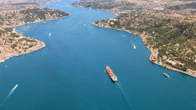 أوكرانيا تطالب بإغلاق مضيق البوسفور أمام السفن الروسية