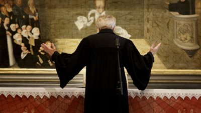 تعرف على أسباب ارتداء رجال الدين المسيحي الزي الأسود